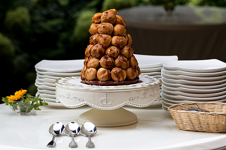 bread on cake stand thumbnail