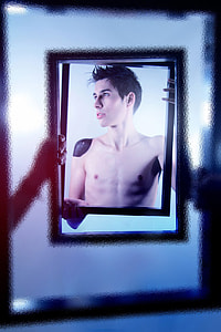 picture of man with frame thumbnail