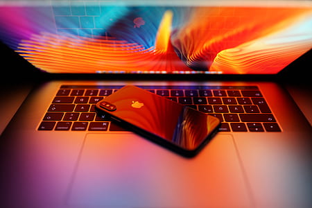 space gray iPhone X on MacBook thumbnail