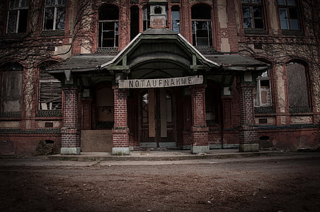 red Notaufnahme brick building at daytime thumbnail