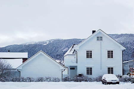 black car in front of house thumbnail