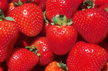pile of strawberries thumbnail