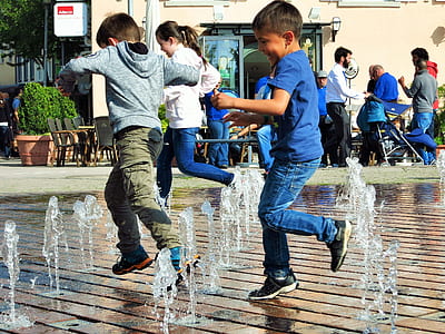 children playing on dancing fountains thumbnail