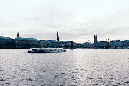 Boat on Alster thumbnail
