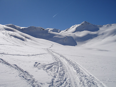 Backcountry Skiiing thumbnail