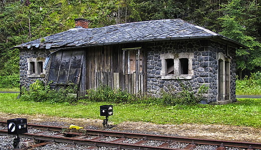 gray concrete house thumbnail
