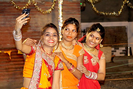 women taking groupie thumbnail
