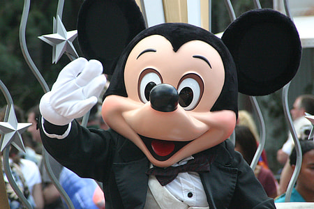 Mickey Mouse waves his hand thumbnail