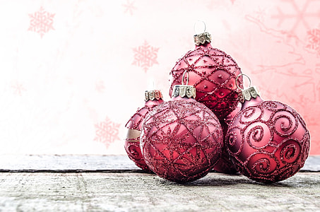 shallow focus photography of pink baubles thumbnail