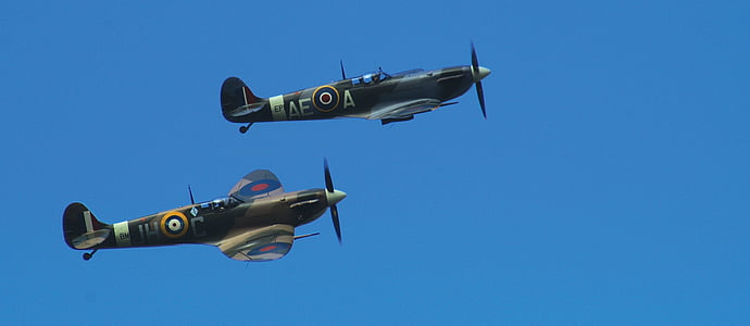 two gray fighter jets thumbnail