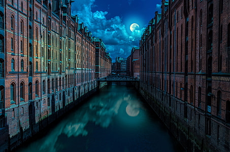 close-up photo of river in the middle of buildings thumbnail