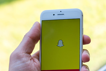Logging in to SnapChat thumbnail