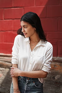 Woman Looking Away Photo thumbnail