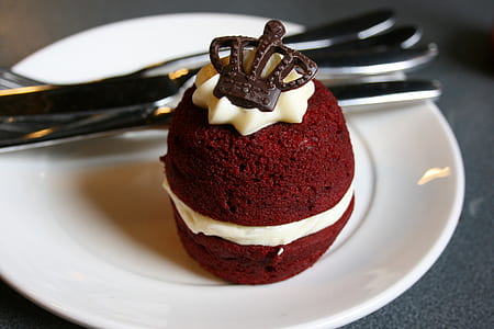 red velvet cake with crown chocolate topper thumbnail