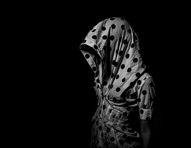 person wearing white and black polka-dot short-sleeved hooded shirt in dim light \ thumbnail