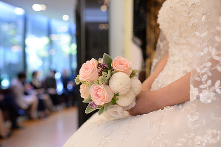 bride holding bouquet thumbnail