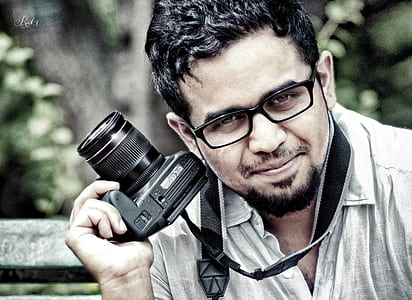 man holding DSLR caemra thumbnail