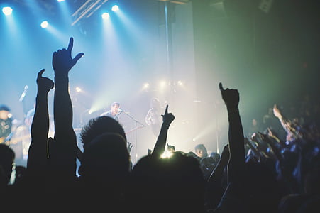 people watching live band thumbnail