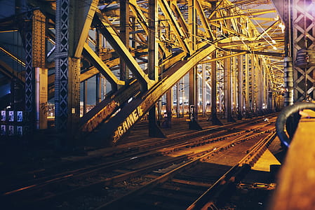photo of train rails thumbnail