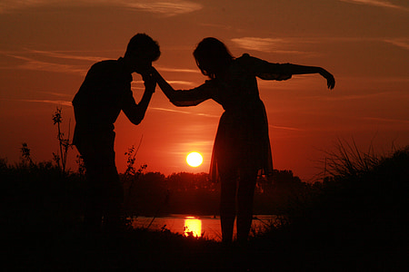 silhouettes photo of man and woman thumbnail