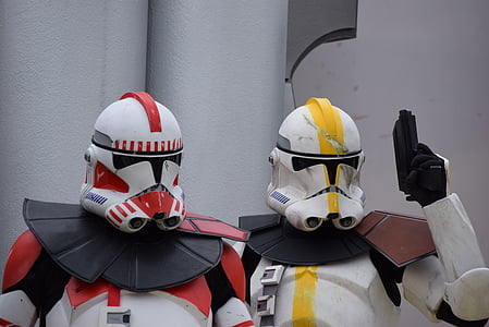 two Star Wars characters thumbnail
