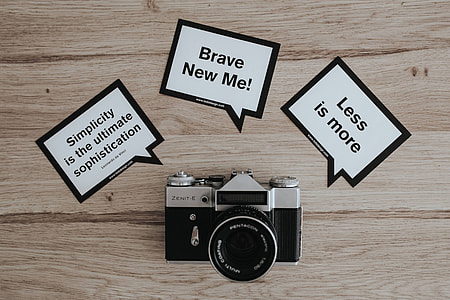 Little cards with inspirational quotes and a black camera thumbnail