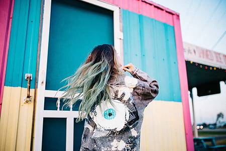 woman wearing gray top and weaving her hair thumbnail