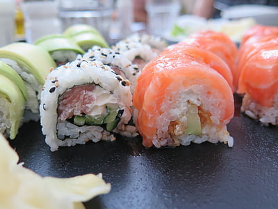 variety of maki rolls thumbnail