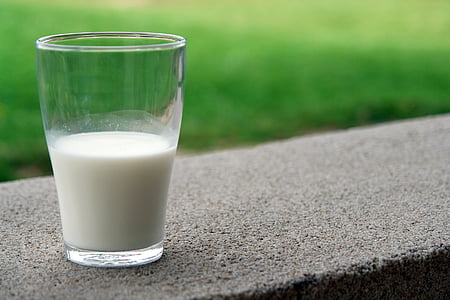 selective focus of clear drinking glass thumbnail