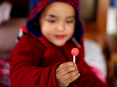 children holding lollipop thumbnail