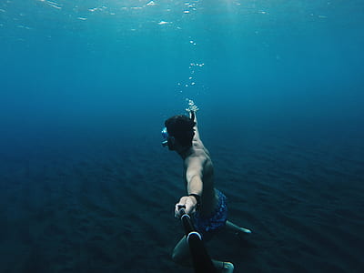 man diving in sea thumbnail