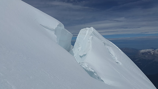 landscape photography of snowy mountain thumbnail