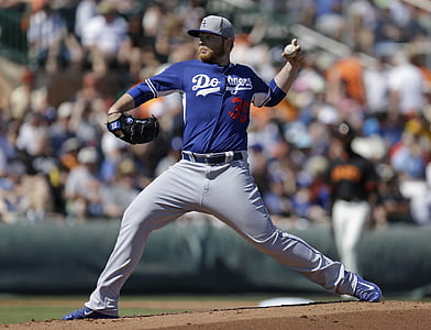 Los Angeles Dodgers 35 pitching ball on field thumbnail