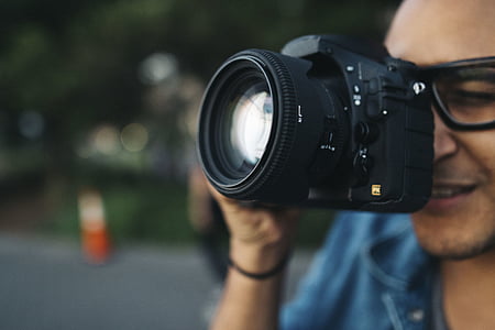 man using DSLR camera thumbnail