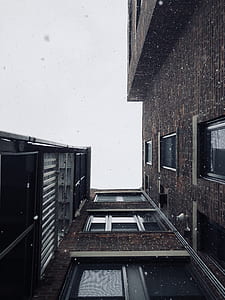 low angle photography of building \ thumbnail