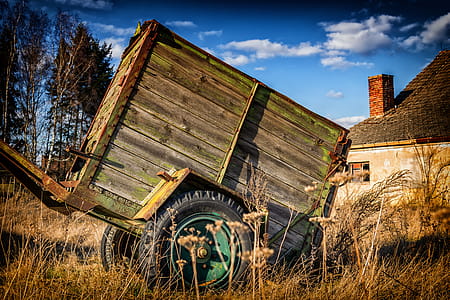 Brown Utility Trailer Near House thumbnail