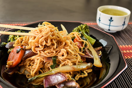 cooked noodles with broccoli and carrots thumbnail