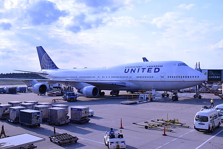 United Airlines airport at daytime thumbnail