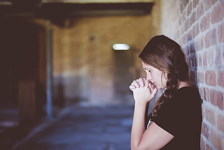 woman wearing black t-shirt thumbnail