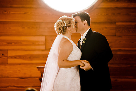 men and woman kissing his groom thumbnail