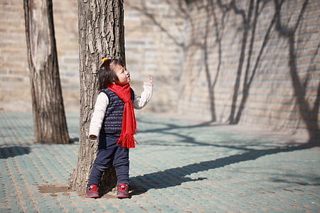 girl raising right hand thumbnail