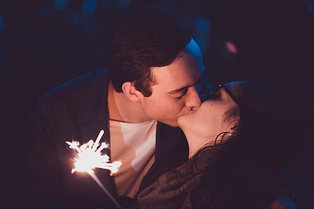 couple kissing thumbnail