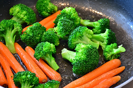 broccoli and carrot on pan thumbnail