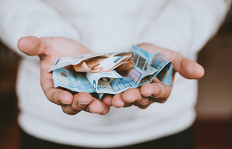 person holding banknotes thumbnail