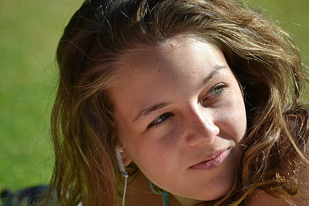 close up photo of woman thumbnail