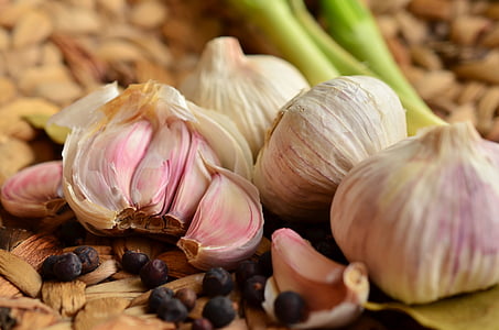 four garlic bulbs thumbnail