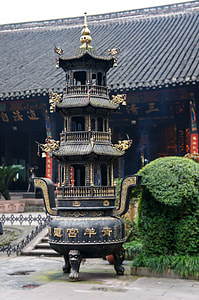 Temple worship in Chengdu, Sichuan, China thumbnail