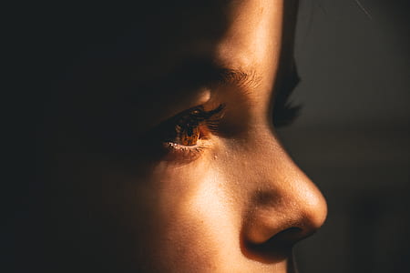 toddler peeking on a hole thumbnail