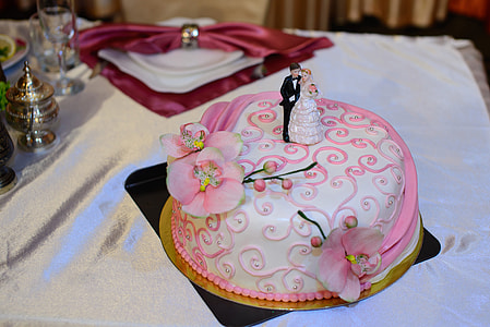 round cake with wedding cake topper thumbnail