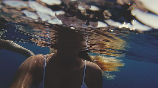 woman diving on water thumbnail